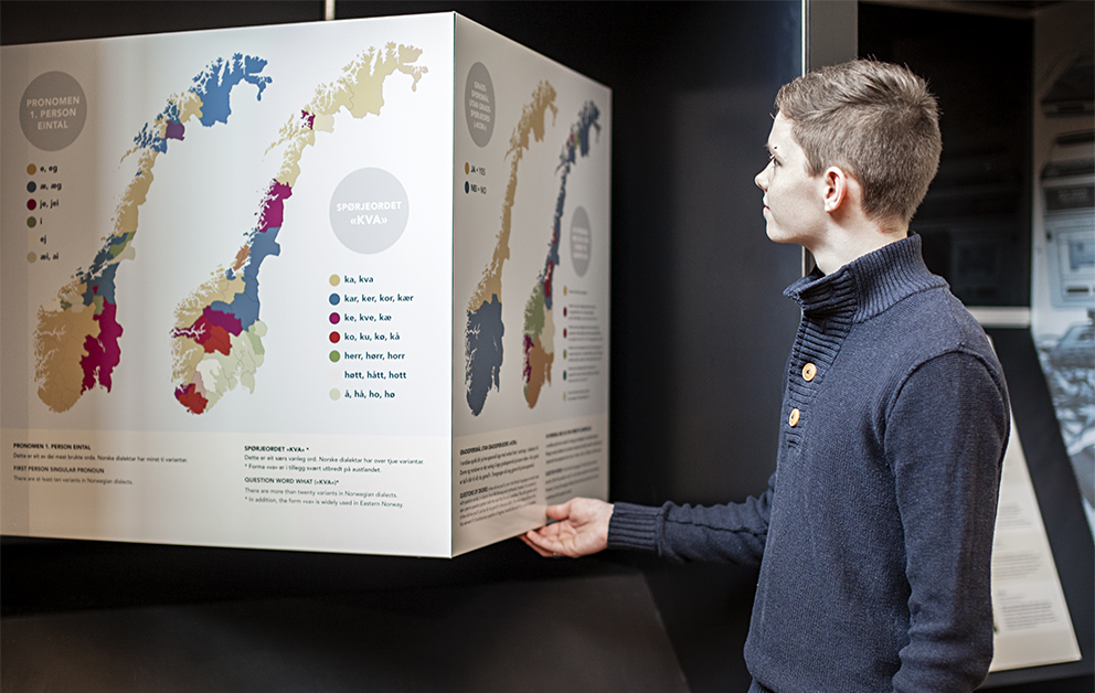 Elev ser på språkkart i utstillinga i Aasen-tunet