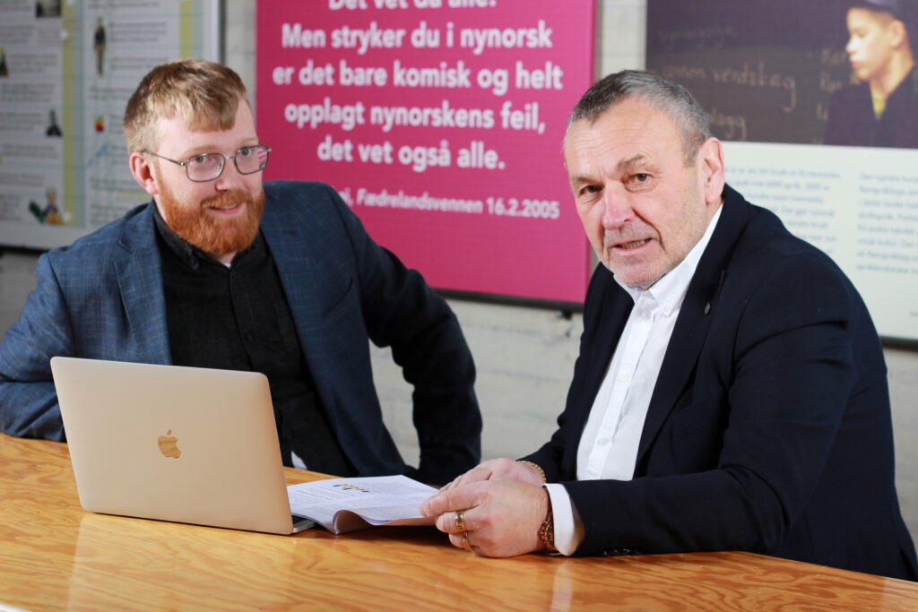 Bilete av styreleiar i Nynorsk kultursentrum Lodve Solholm og direktør Per Magnus Finnanger Sandsmark.
