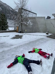 Snøenglar utanfor Aasentunet. Opning av barnekunstutstillinga i Aasentunet desember 2021.