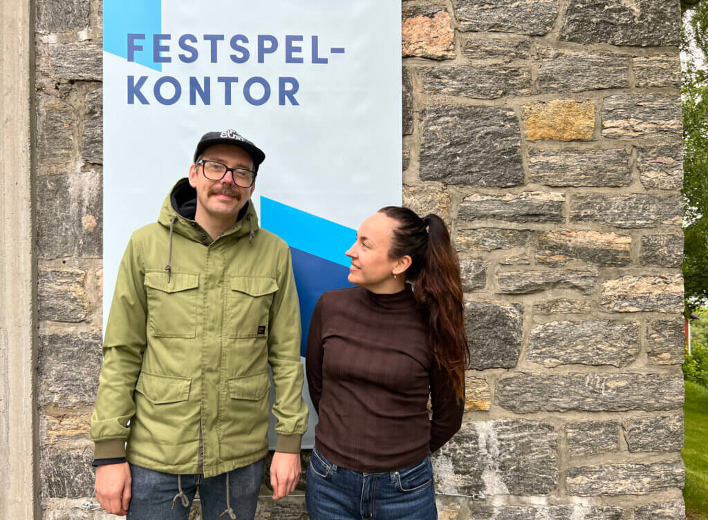 Kim Åge Furuhaug og Ida aarflot Kornberg utanfor Festspelkontoret