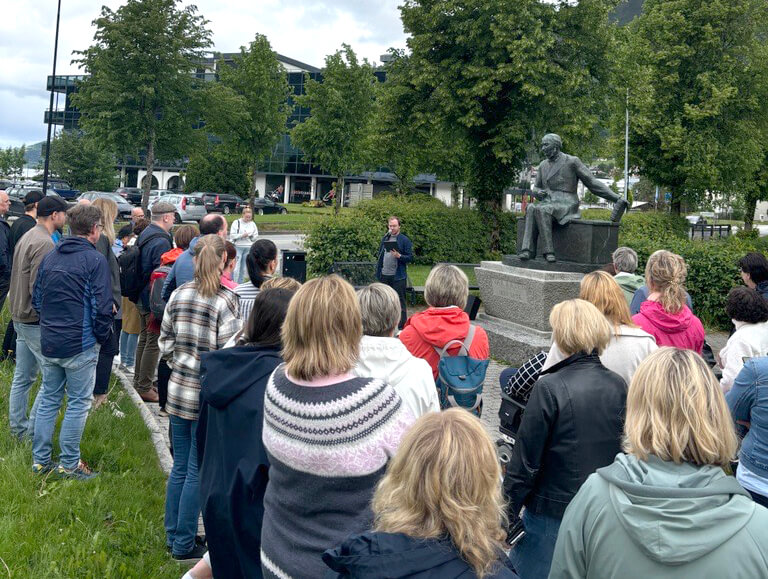 Bilete av direktør i Nynorsk kultursentrum Olav Øyehaug Opsvik som held tale ved Ivar Aasen-statuen.